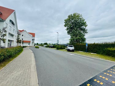 Drie staanplaatsen te koop aan ibis hotel.