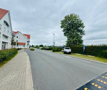 Drie staanplaatsen te koop aan ibis hotel.