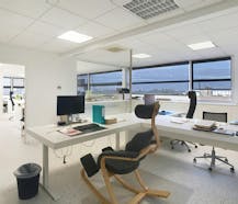 Bedrijfsgebouw langs de Ring/R32 van Roeselare.
