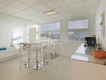 Bedrijfsgebouw langs de Ring/R32 van Roeselare.