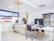 Bedrijfsgebouw langs de Ring/R32 van Roeselare.