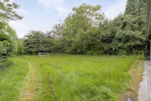 Perceel bouwgrond van 2391 m² in hartje Latem