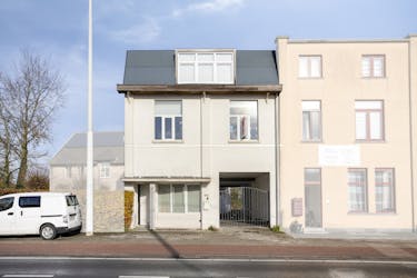 Handelspand met appartement en atelier te koop in Adegem