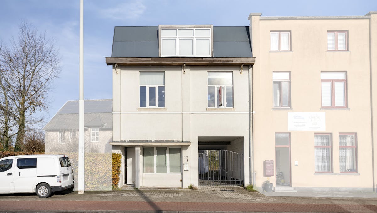 Handelspand met appartement en atelier te koop in Adegem