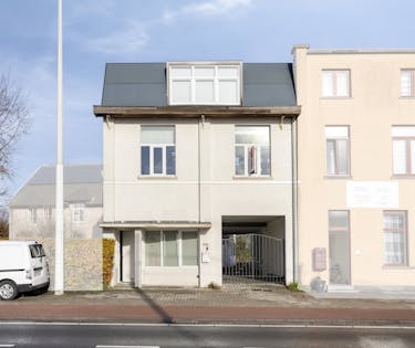 Handelspand met appartement en atelier te koop in Adegem