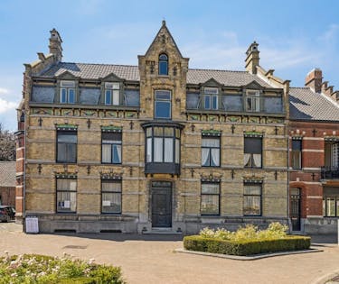 Karaktervol historisch pand in het centrum van Ardooie