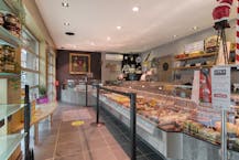 Handelspand met woonst te koop in centrum Menen