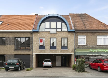 Opbrengsteigendom in Wondelgem met 2 appartementen en studio te koop
