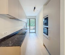 Tour & Taxis - Lichtrijk 2 slaapkamer appartement met kelder