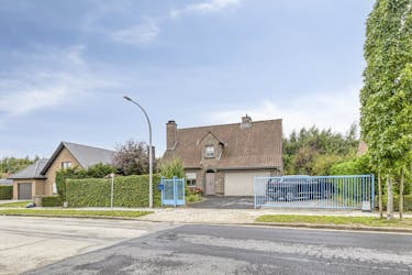 Te renoveren villa met 5 slpk en tuin in Marke