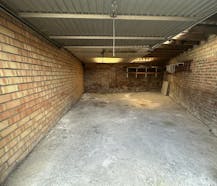 Bovengrondse garagebox (27m²) te koop te Veurne.