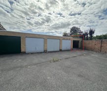Bovengrondse garagebox (27m²) te koop te Veurne.