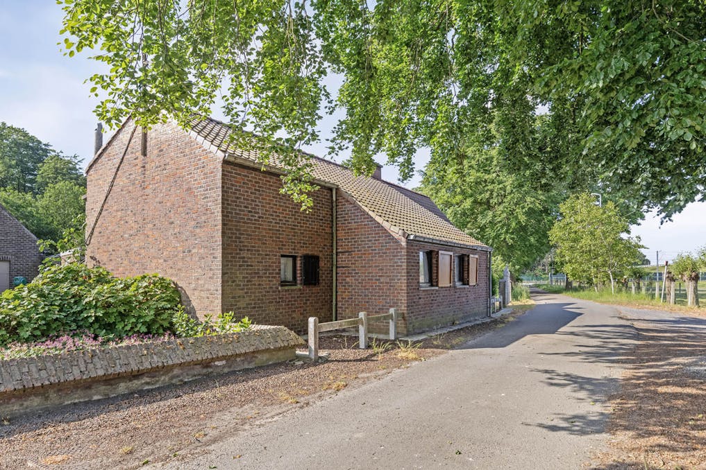 Te renoveren hoeve op bijna 6000 m² nabij het centrum van Aalter