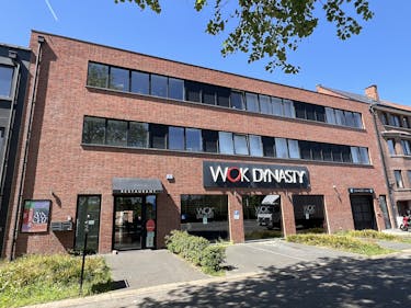 Handelspand op toplocatie met voldoende parking.