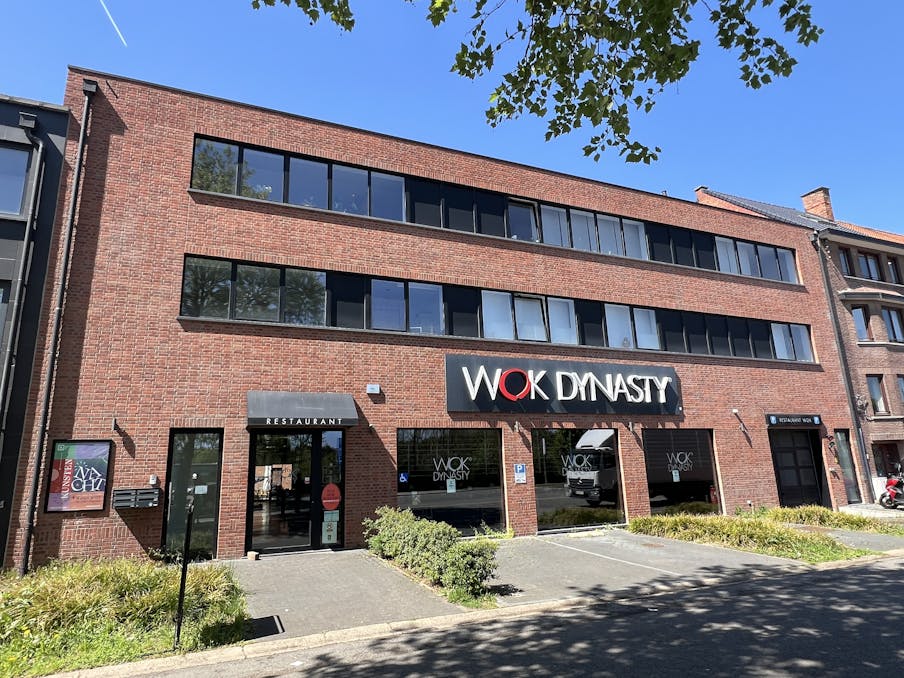 Handelspand op toplocatie met voldoende parking.