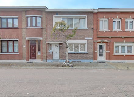 Instapklaar huis te koop met 3 a 4 slaapkamers en een koer in Wilrijk grens Antwerpen