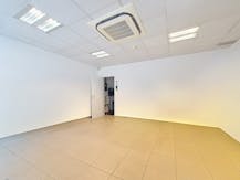 Instapklaar handelspand (94 m²) met parking te huur in Gent