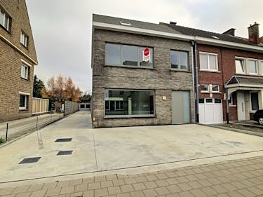 Blozend schijf gebied Huis met magazijn te huur in Brugsesteenweg 136, Roeselare - Dewaele