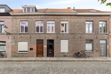 Rijwoning met 3 slaapkamers en terras te koop in centrum Brugge