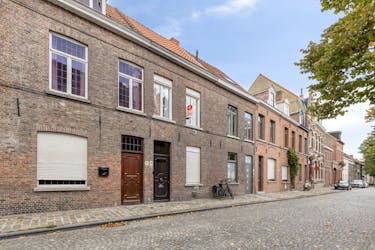 Rijwoning met 3 slaapkamers en terras te koop in centrum Brugge