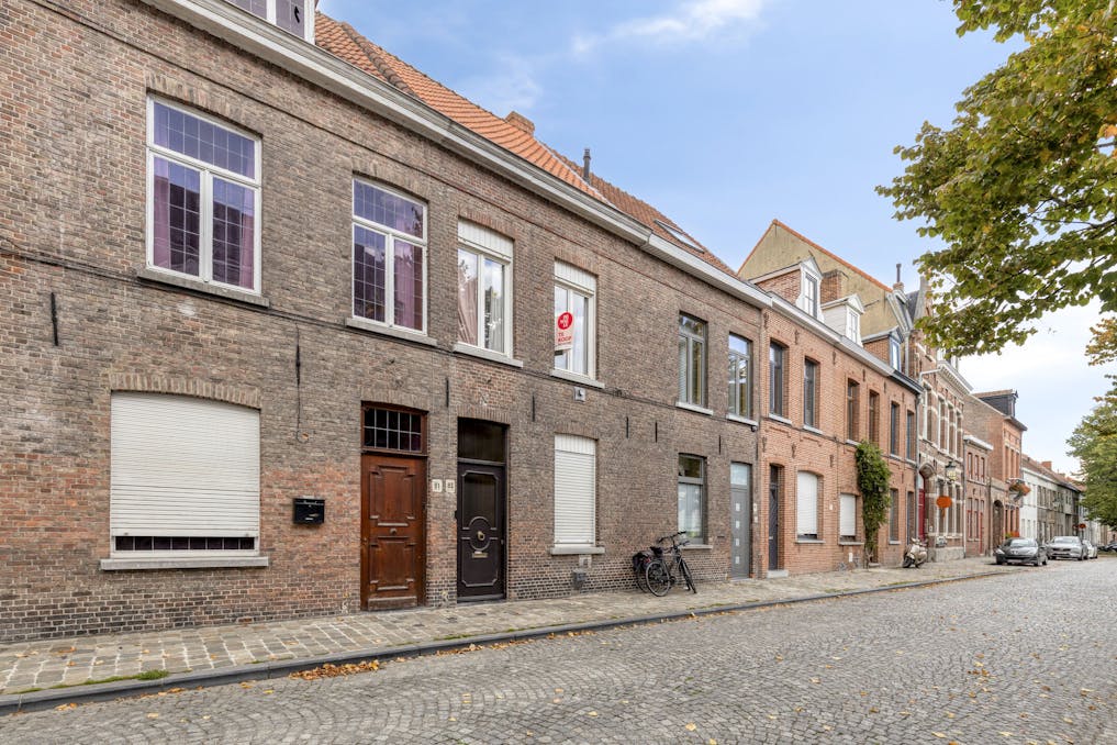 Rijwoning met 3 slaapkamers en terras te koop in centrum Brugge