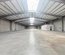 Magazijn van ca. 3.000 m² te huur regio Wielsbeke
