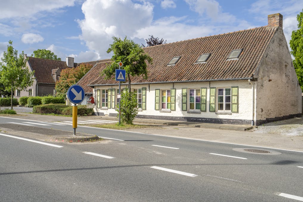 Te renoveren handelspand te koop in Bellegem