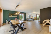 Ruime woning omgeven door groene tuin met 4 slaapkamers