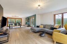 Ruime woning omgeven door groene tuin met 4 slaapkamers