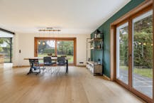 Ruime woning omgeven door groene tuin met 4 slaapkamers