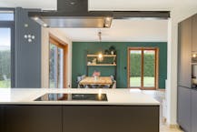 Ruime woning omgeven door groene tuin met 4 slaapkamers