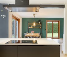 Ruime woning omgeven door groene tuin met 4 slaapkamers