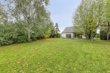 Ruime woning omgeven door groene tuin met 4 slaapkamers