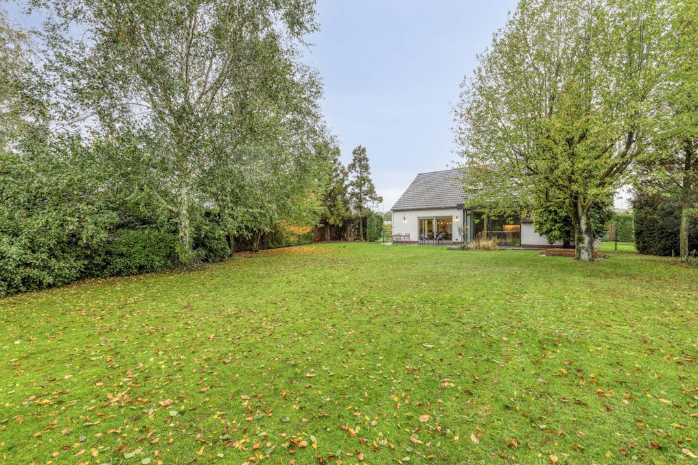 Ruime woning omgeven door groene tuin met 4 slaapkamers