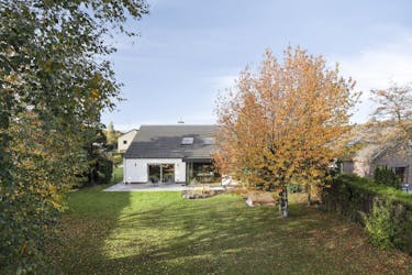 Ruime woning omgeven door groene tuin met 4 slaapkamers