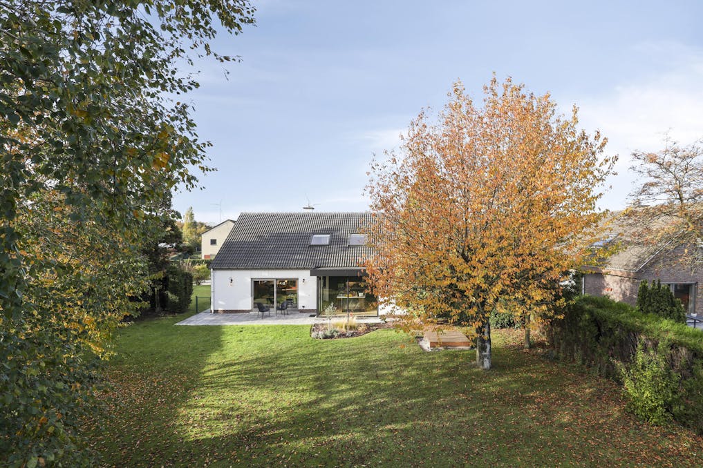 Ruime woning omgeven door groene tuin met 4 slaapkamers