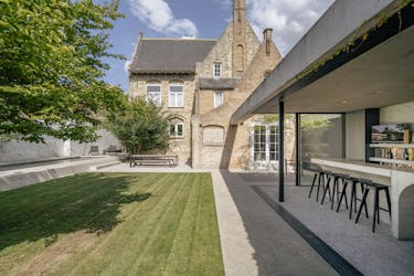 Luxueuze herenwoning met 5 slaapkamers en zwembad.