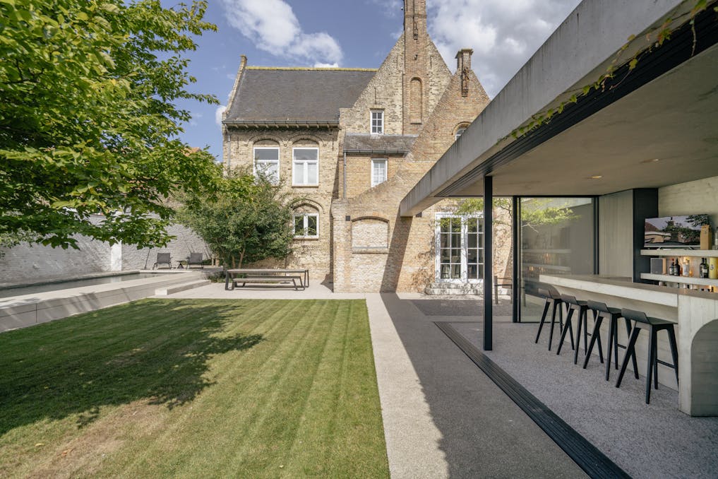 Luxueuze herenwoning met 5 slaapkamers en zwembad.