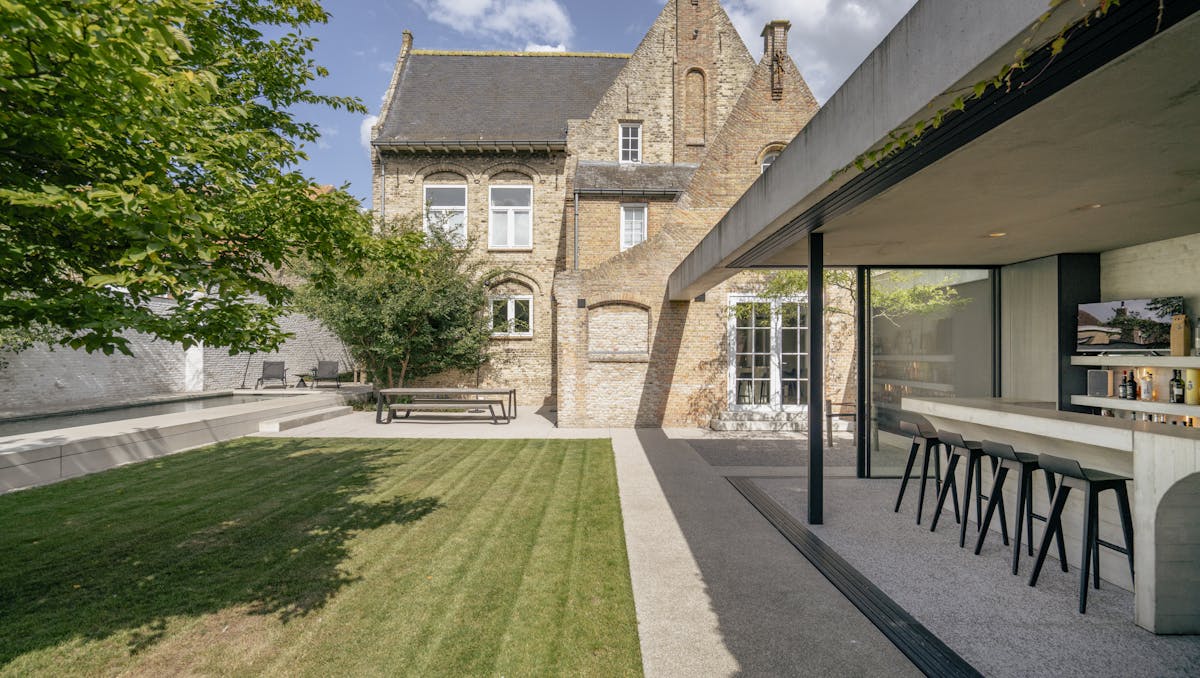 Luxueuze herenwoning met 5 slaapkamers en zwembad.