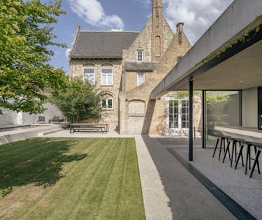 Luxueuze herenwoning met 5 slaapkamers en zwembad.