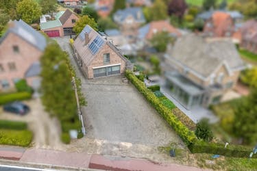 Woning (221 m²) met magazijn (150 m²) te koop in Zomergem