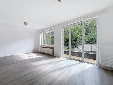 OPTION - Châtelain - Beau Studio avec grand coin nuit de 70m².