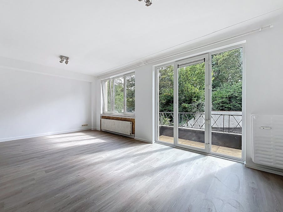 OPTION - Châtelain - Beau Studio avec grand coin nuit de 70m².