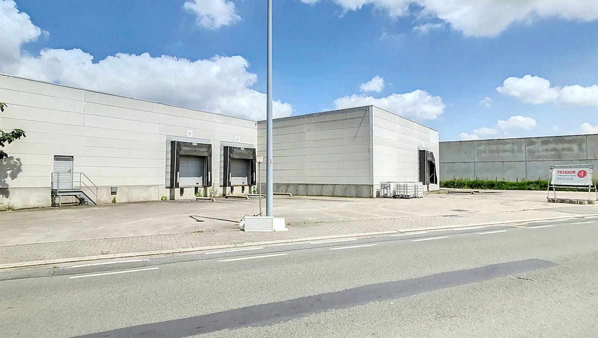 Bedrijfsgebouw met laadkades op industriezone Ingelmunster