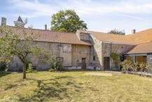 Authentieke woning met zuidgerichte tuin en bijgebouw.