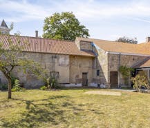 Authentieke woning met zuidgerichte tuin en bijgebouw.
