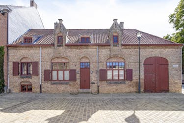 Authentieke woning met zuidgerichte tuin en bijgebouw.