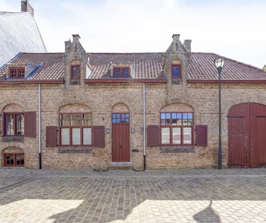 Authentieke woning met zuidgerichte tuin en bijgebouw.