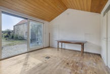 Authentieke woning met zuidgerichte tuin en bijgebouw.