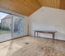 Authentieke woning met zuidgerichte tuin en bijgebouw.